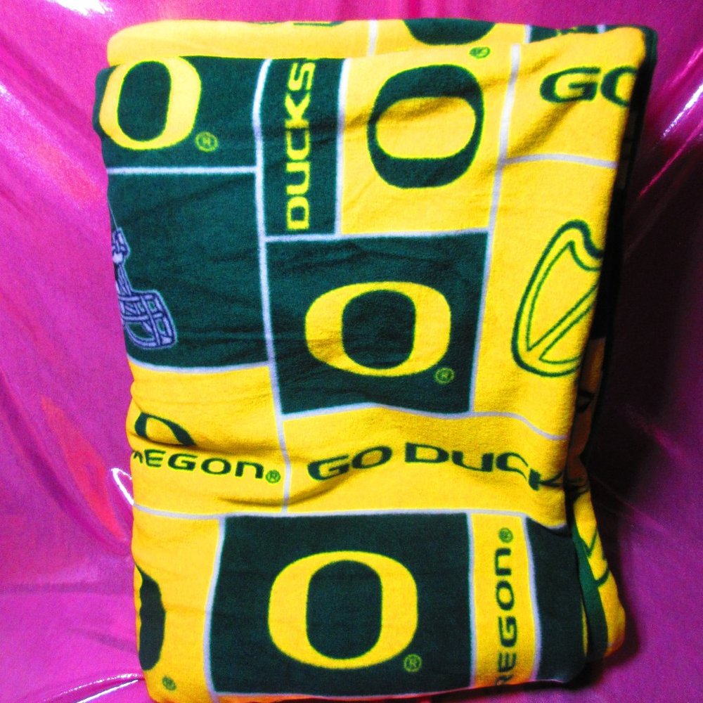 Oregon Ducks 84" x 58" Fleece Blanket
